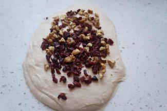 将剩下的果干碎再放在面团表面