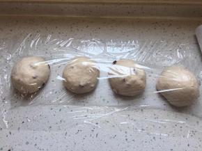 分成四份，滚圆松弛20分钟