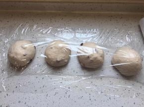 分成四份，滚圆松弛20分钟