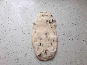 擀成椭圆形，拍掉多余气泡