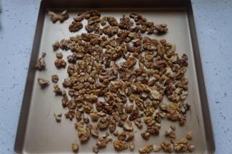 将核桃仁放入烤箱100度烤15分钟左右