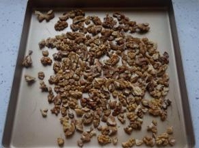 将核桃仁放入烤箱100度烤15分钟左右