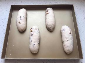 翻面，从上至下卷起，放入烤盘