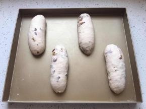 翻面，从上至下卷起，放入烤盘