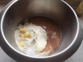 将除去核桃碎和蔓越莓碎的所有材料揉到接近完全阶段