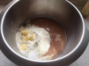 将除去核桃碎和蔓越莓碎的所有材料揉到接近完全阶段