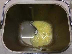 面包桶内加入清水，鸡蛋液，白糖和盐