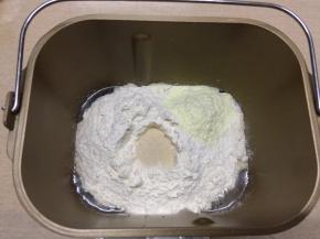 随后加入高粉，奶粉和酵母