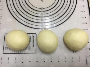 将面团分成3等份，揉圆后盖保鲜膜静置15分钟