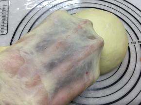 拉膜检查面团状态，30分钟出手套膜，这样的状态适合做吐司