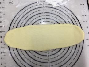 静置完后，把面团分别往将面团擀成长舌状