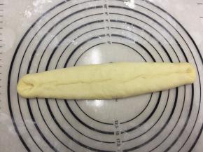 两边往中间折，稍微捏一下接口位置