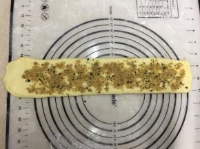 铺上适量的紫菜肉松，用手稍微压一下