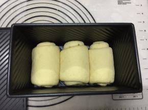 收口向下，同向码入土司盒内