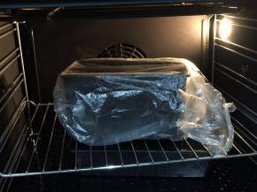 盖保鲜膜送进烤箱进行发酵