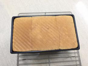 烤制完毕后马上取出，轻震一下，开盖脱模