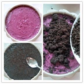 6.	1.冻好的慕斯液拿出来，上面倒入搅拌好的饼干底，用勺子抹平，在放入冰箱冷冻2小时即可。