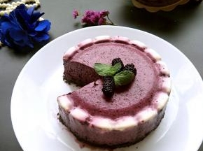 7.	模具倒扣在盘子里，用吹风机转圈吹一转就可轻松脱模。