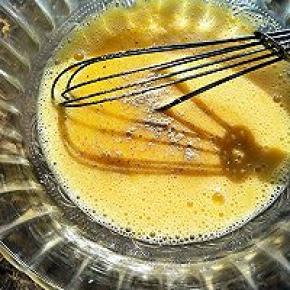 鸡蛋打散加入盐，胡椒粉