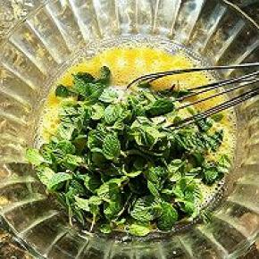 放入薄荷和蛋液搅拌均匀