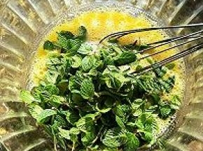 放入薄荷和蛋液搅拌均匀