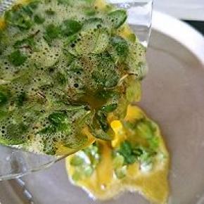 不沾锅加热放少许油，倒入搅拌好的薄荷蛋液