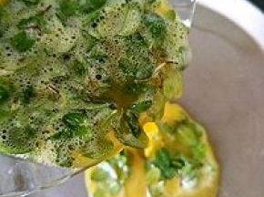 不沾锅加热放少许油，倒入搅拌好的薄荷蛋液