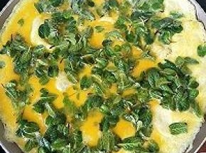 转动锅，蛋液铺满整个锅底。