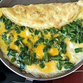 蛋液办凝固时一边取起翻过来压住。