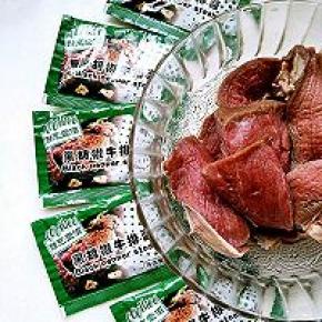 准备材料： cook100酷客壹佰家的黑胡椒酱料两袋，牛肉适量，平底锅一个（法焙客家的千层锅，这千层锅用处还真大），清油
在购买时，要尽量选新鲜的牛排，越新鲜越美味，我这冰箱冷冻的，前一天清理冰箱才发现的。