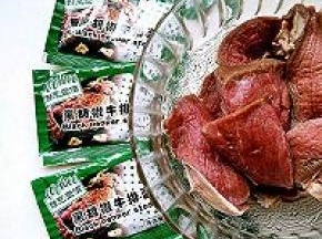 准备材料： cook100酷客壹佰家的黑胡椒酱料两袋，牛肉适量，平底锅一个（法焙客家的千层锅，这千层锅用处还真大），清油
在购买时，要尽量选新鲜的牛排，越新鲜越美味，我这冰箱冷冻的，前一天清理冰箱才发现的。