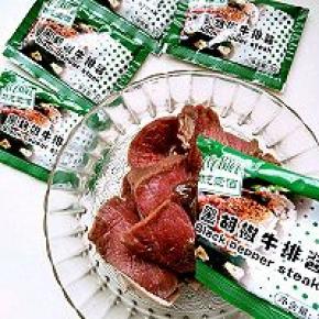 做法:牛肉切片清理干净，把筋都去除干净，用肉锤锤几下，将肉拍松。然后用厨房纸将所有的血水吸干净。
再将牛排放入容器加入两袋cook酷客壹佰家的黑胡椒牛排酱