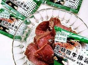 做法:牛肉切片清理干净，把筋都去除干净，用肉锤锤几下，将肉拍松。然后用厨房纸将所有的血水吸干净。
再将牛排放入容器加入两袋cook酷客壹佰家的黑胡椒牛排酱