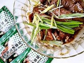 放点葱姜和一点料酒。放入冰箱冷藏两小时以上。