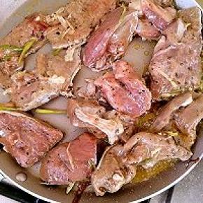 将平底锅洗干净，预热后，加入适量油，把腌制好的牛排小火煎制，变色后翻面。