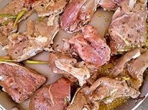 将平底锅洗干净，预热后，加入适量油，把腌制好的牛排小火煎制，变色后翻面。