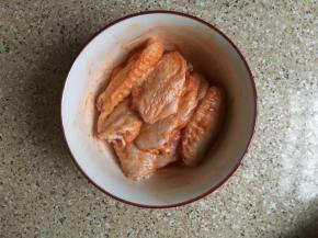 用手抓均匀，腌制2小时