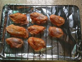 烤盘铺上锡纸，腌好的鸡翅放在烤网上，烤盘放在烤箱的下层，烤网放在中层，也可以直接把鸡翅放在铺了油纸的烤盘上，放入预热好的烤箱上下火200度40分钟，烤到20分钟的时候要记得翻面