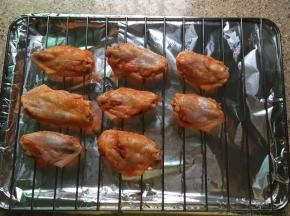 烤盘铺上锡纸，腌好的鸡翅放在烤网上，烤盘放在烤箱的下层，烤网放在中层，也可以直接把鸡翅放在铺了油纸的烤盘上，放入预热好的烤箱上下火200度40分钟，烤到20分钟的时候要记得翻面