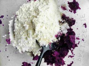 取100克紫薯泥、15克糖、100克面粉、2克酵母和5克温水（根据需要来加）。