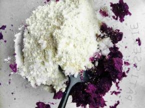 取100克紫薯泥、15克糖、100克面粉、2克酵母和5克温水（根据需要来加）。