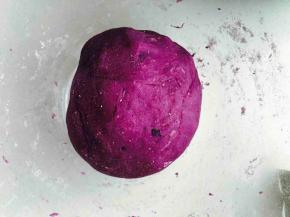 活成光滑的面团放温暖处醒发。