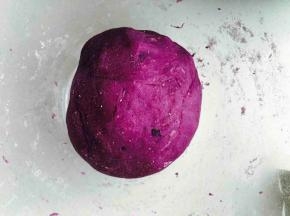 活成光滑的面团放温暖处醒发。