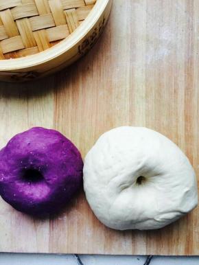 醒发好的面团，用手指戳一下，不回缩即可。