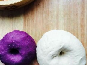 醒发好的面团，用手指戳一下，不回缩即可。