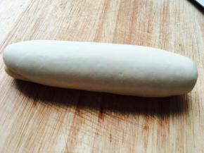 揉好的面团，成椭圆形。