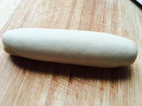 揉好的面团，成椭圆形。