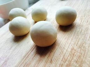 小剂子团成球。