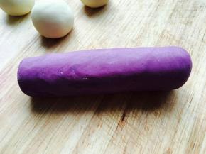 紫薯面团揉成椭圆形。