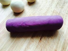 紫薯面团揉成椭圆形。